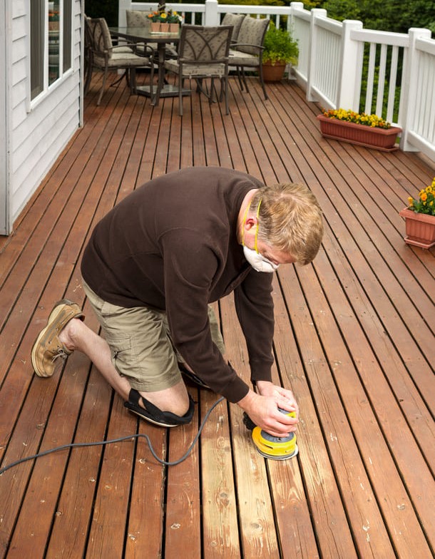 Älterer Mann arbeitet an einer Terrasse aus natürlichem Zedernholz